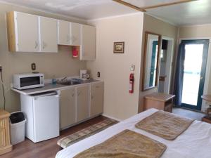 Apple Tree Inn,,3 star