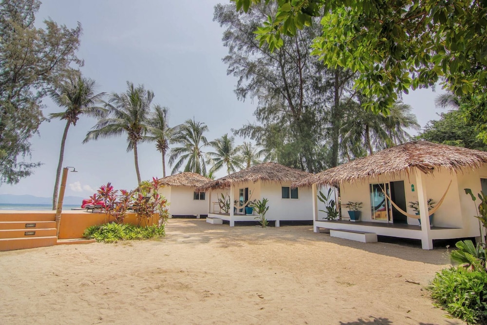 sarana bungalows adults only