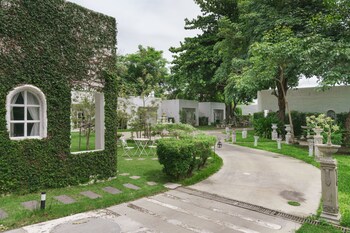 villa la flora kanchanaburi