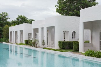 villa la flora kanchanaburi