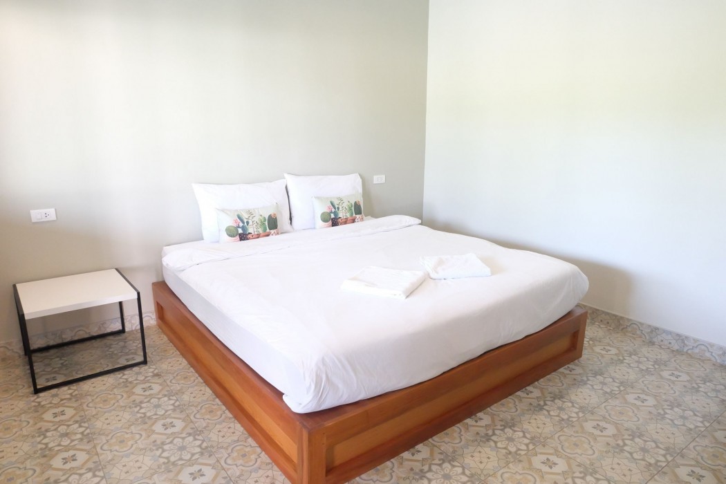 warm well hostel kanchanaburi