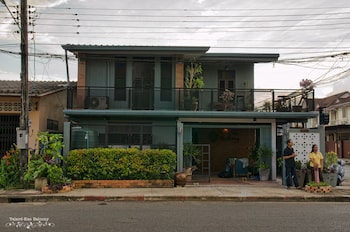 talardkao balcony krabi hostel