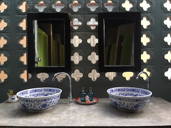 talardkao balcony krabi hostel