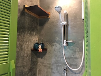 talardkao balcony krabi hostel