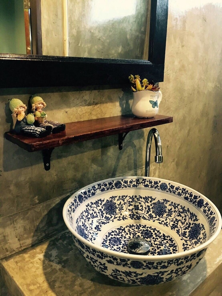 talardkao balcony krabi hostel