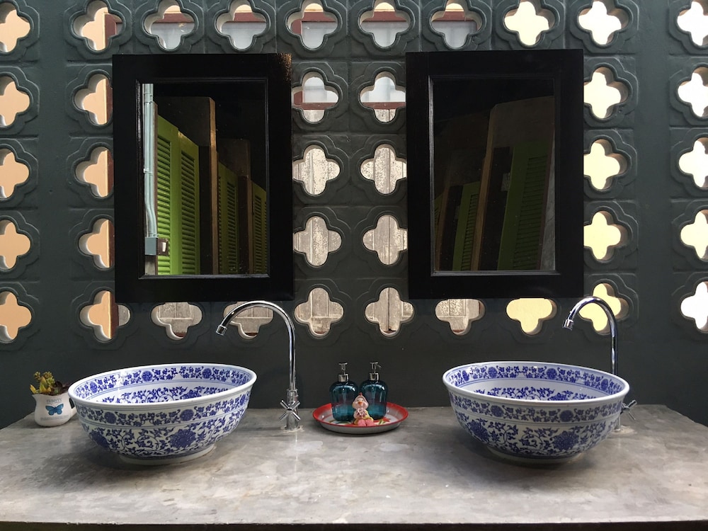 talardkao balcony krabi hostel