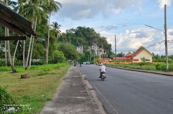 talardkao balcony krabi hostel