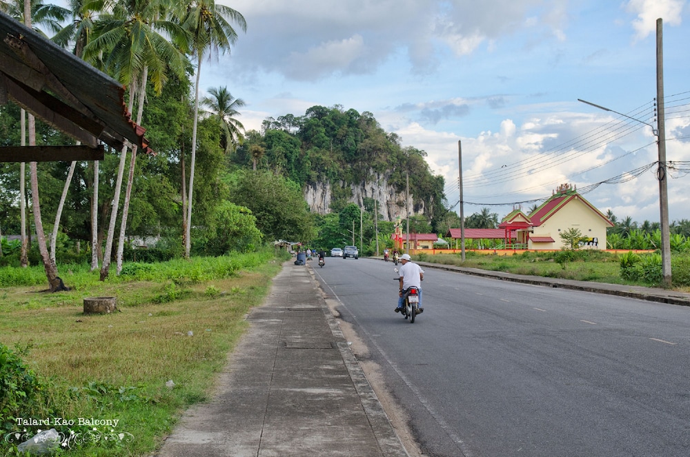 talardkao balcony krabi hostel