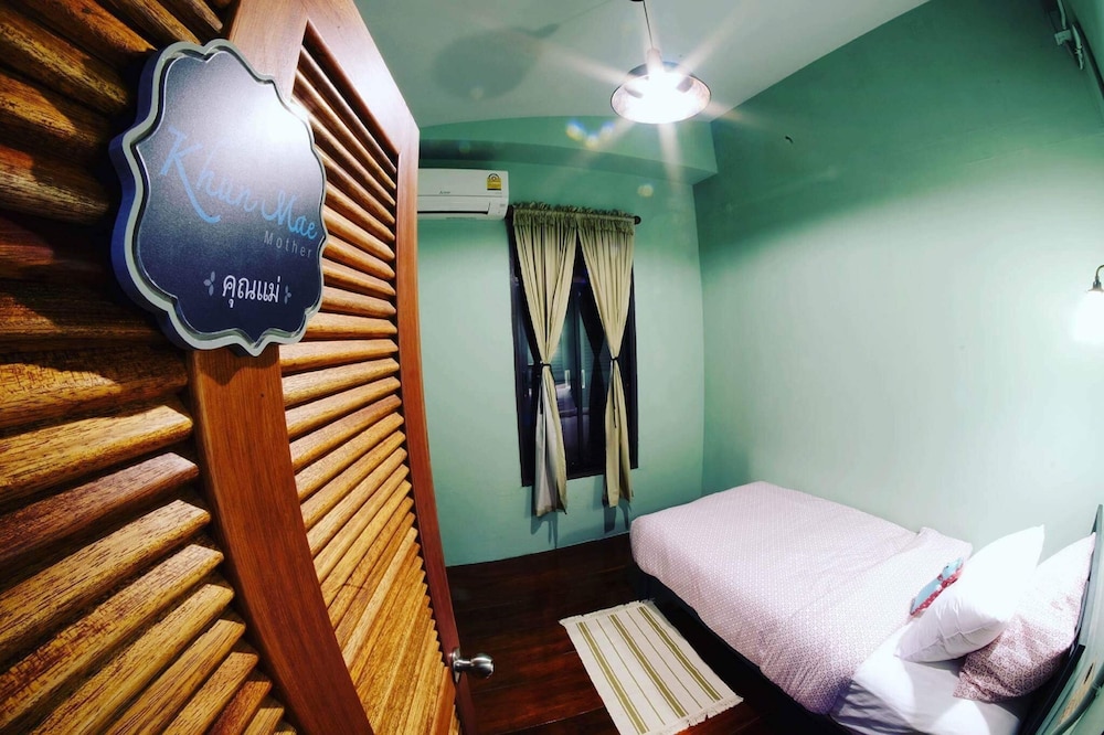 talardkao balcony krabi hostel