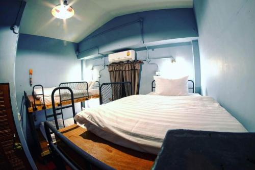 talardkao balcony krabi hostel