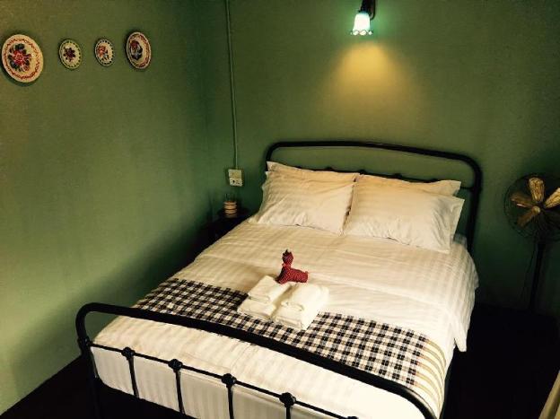 talardkao balcony krabi hostel