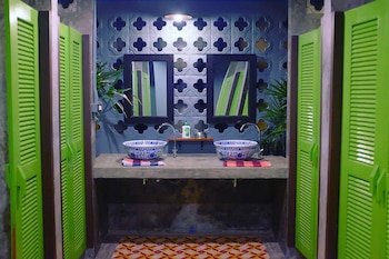 talardkao balcony krabi hostel