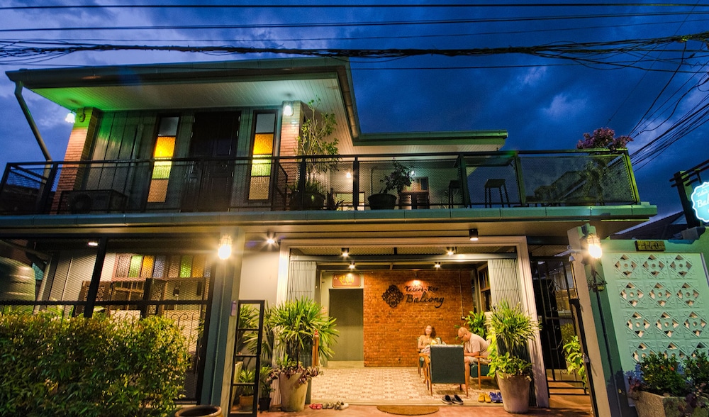 talardkao balcony krabi hostel