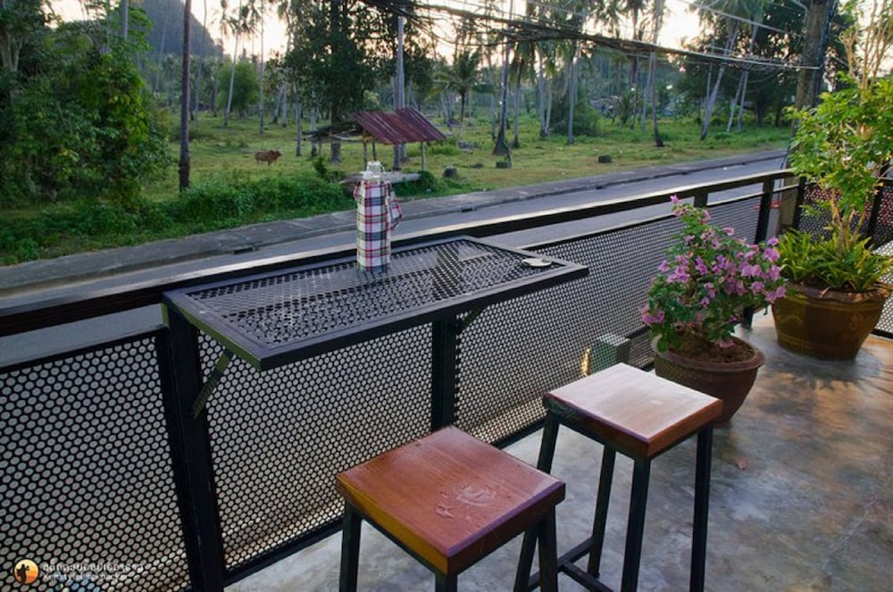 talardkao balcony krabi hostel