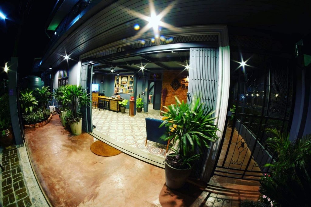 talardkao balcony krabi hostel