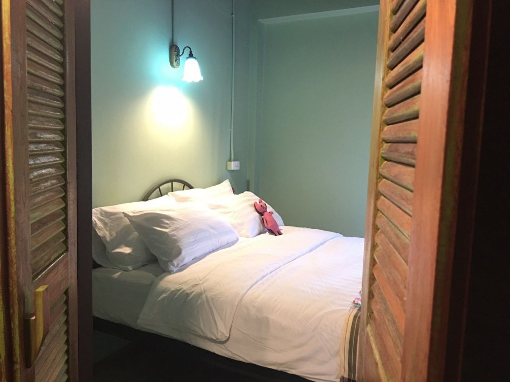 talardkao balcony krabi hostel