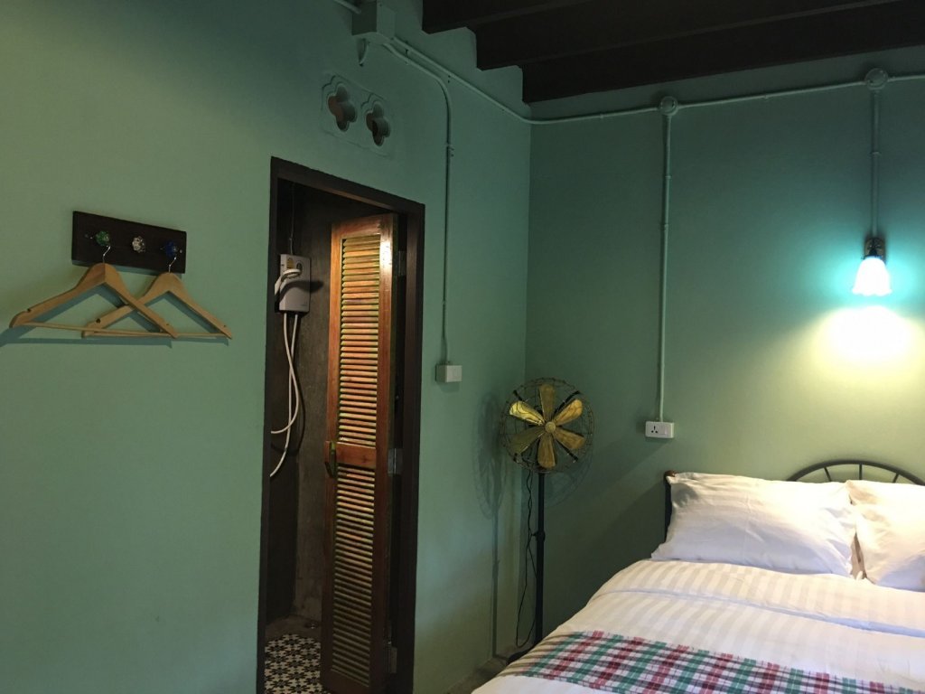 talardkao balcony krabi hostel