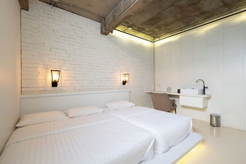 siam plug in hostel