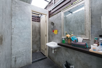 nang ta yon at ban thap chang hostel