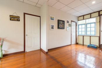 nang ta yon at ban thap chang hostel
