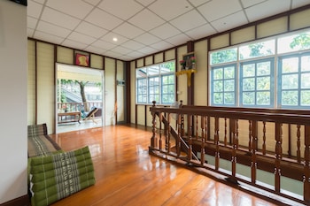 nang ta yon at ban thap chang hostel