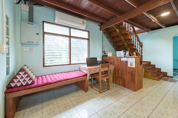 nang ta yon at ban thap chang hostel