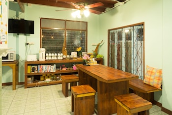 nang ta yon at ban thap chang hostel