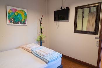 nang ta yon at ban thap chang hostel