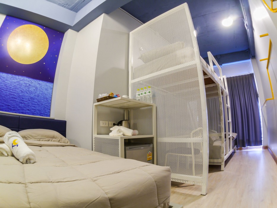 the moon hostel hua hin
