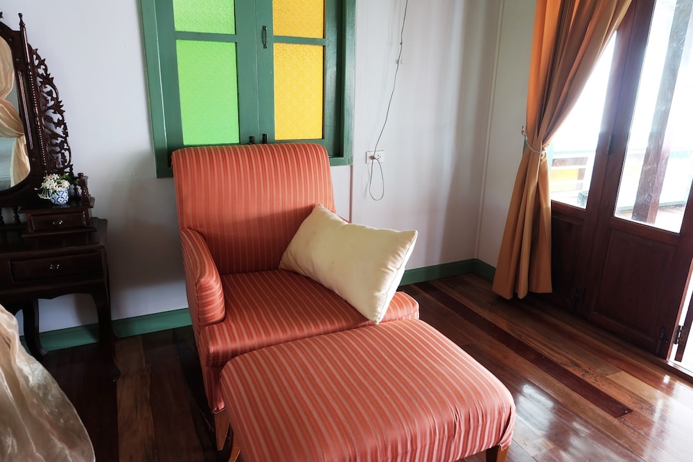 baanrak amphawa homestay