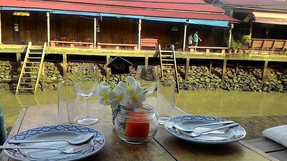 baanrak amphawa homestay
