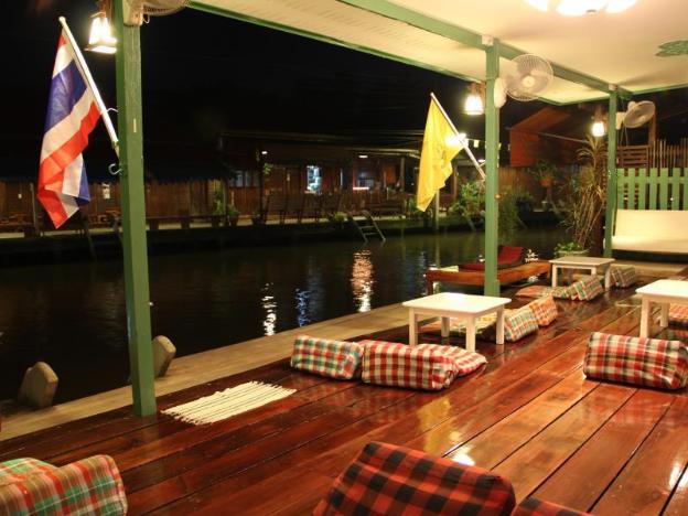 baanrak amphawa homestay