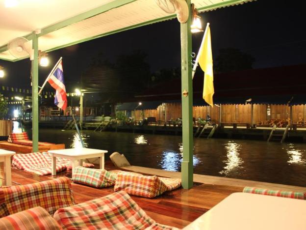 baanrak amphawa homestay