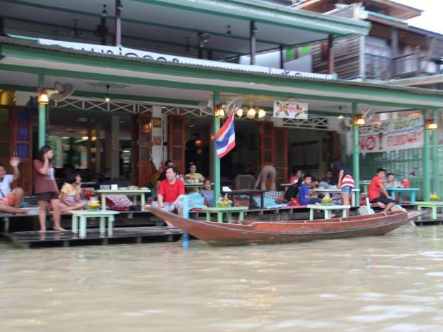 baanrak amphawa homestay