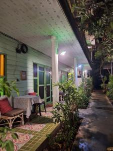 baanrak amphawa homestay