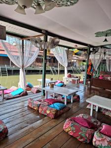 baanrak amphawa homestay