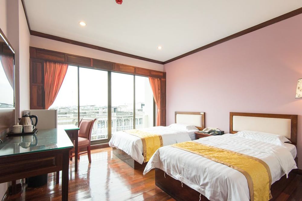 the president hotel at chokchai 4