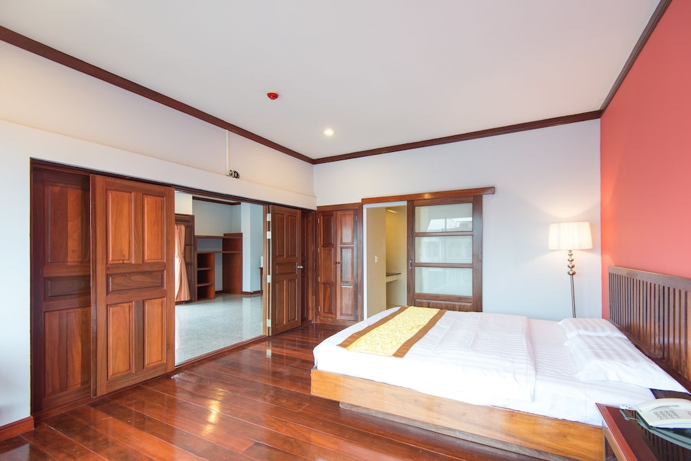 the president hotel at chokchai 4