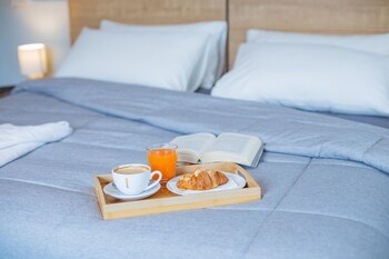 the beach cha am suite