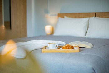 the beach cha am suite