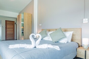 the beach cha am suite