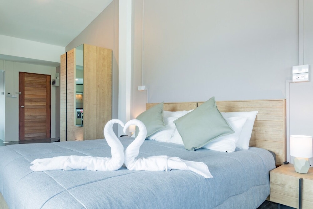 the beach cha am suite