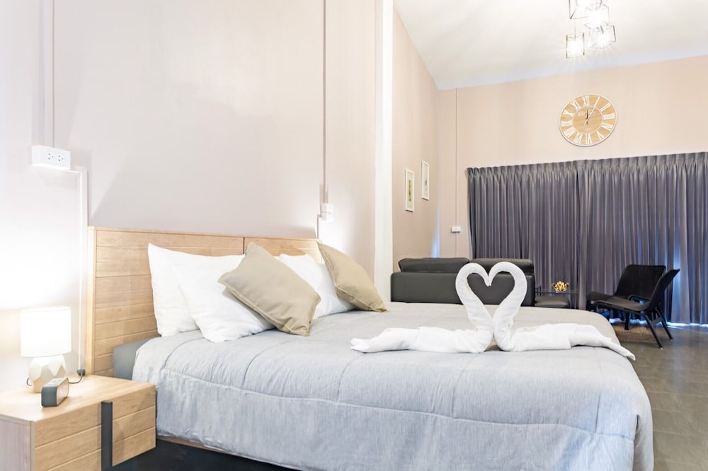 the beach cha am suite