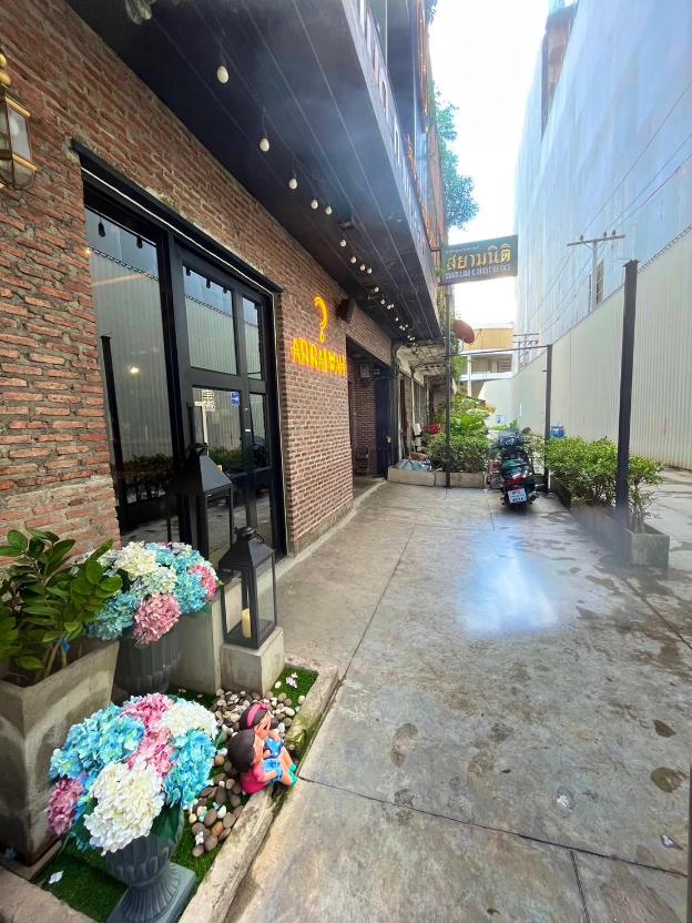 bed to bangkok hostel