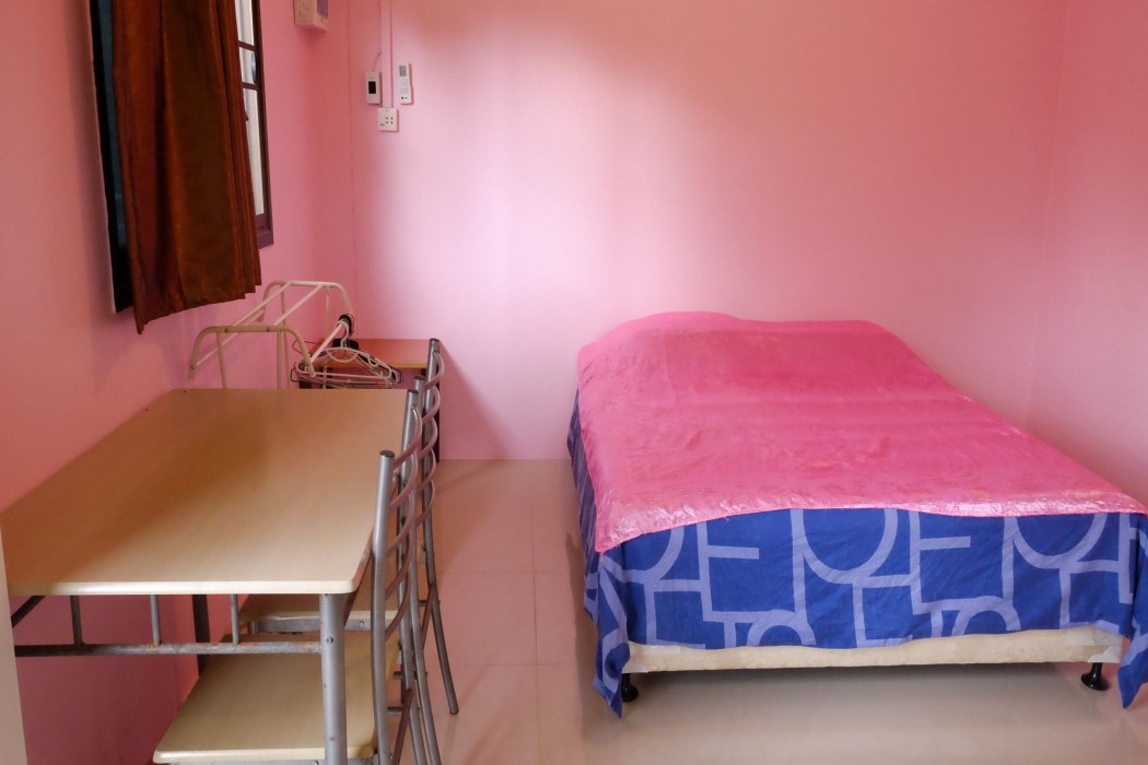 chomlay restaurant and room for rent