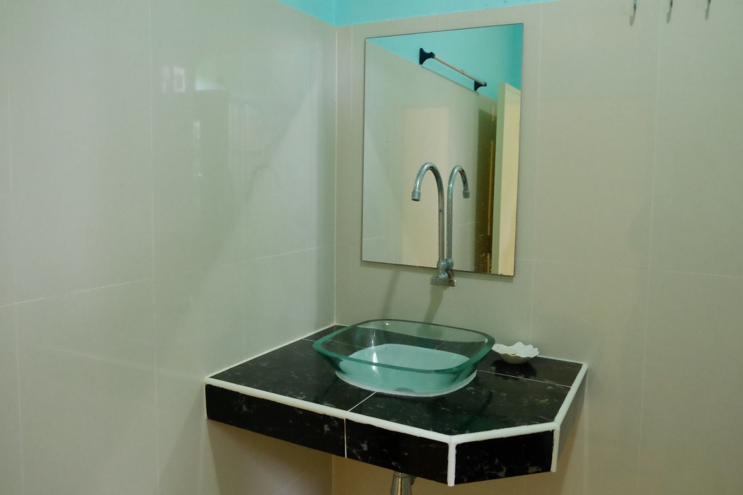 chomlay restaurant and room for rent