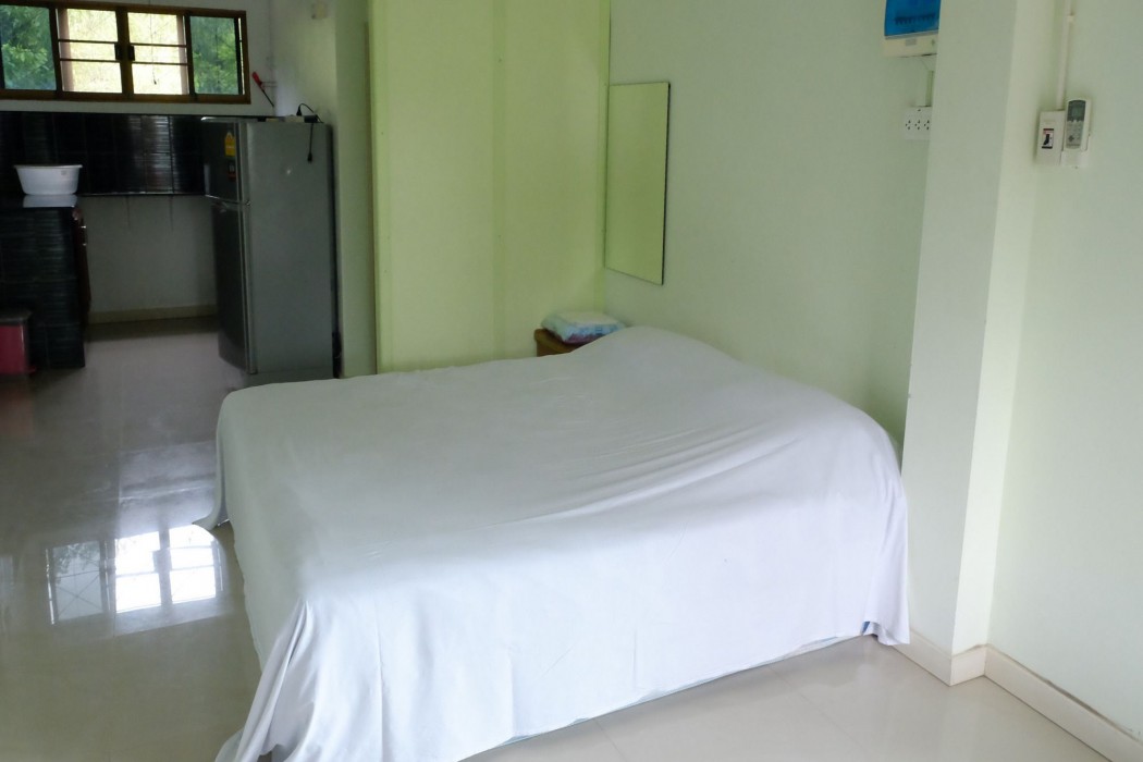 chomlay restaurant and room for rent