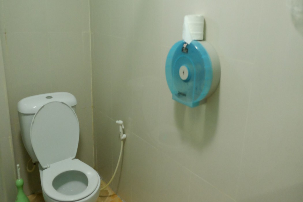 chomlay restaurant and room for rent