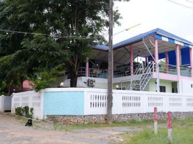 chomlay restaurant and room for rent