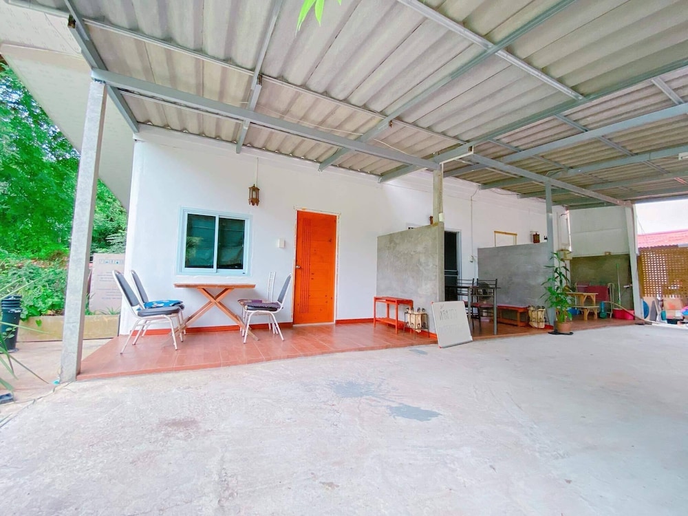 chomlay restaurant and room for rent